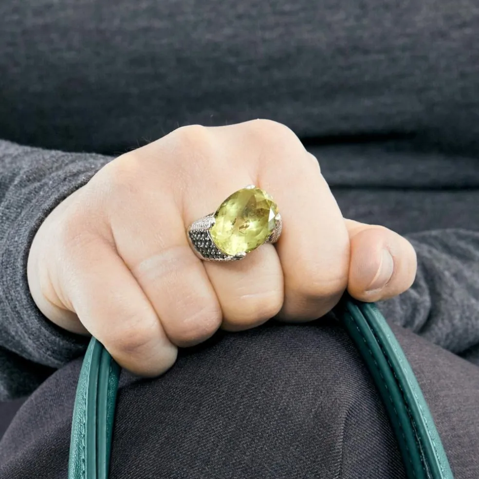 Bague cocktail en or gris avec péridot et diamants