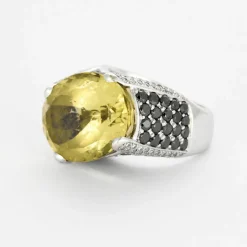 Bague cocktail en or gris avec péridot et diamants