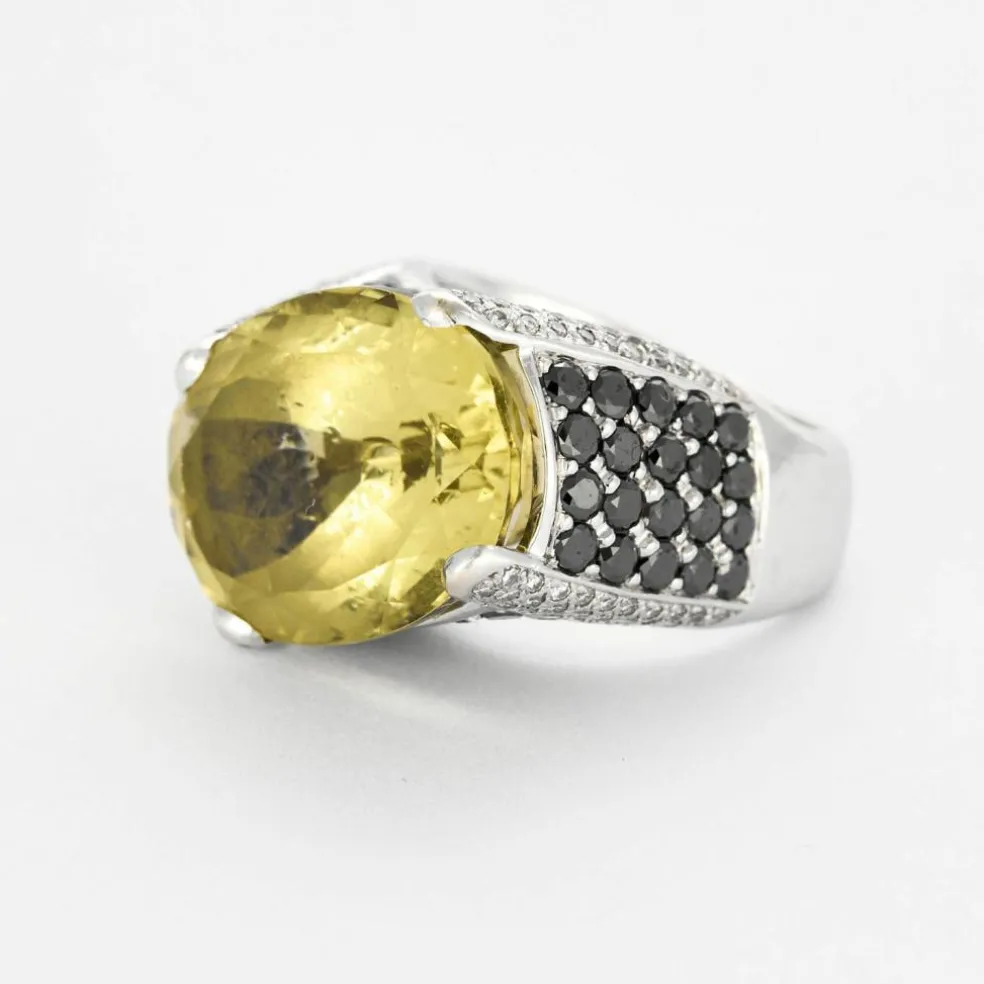 Bague cocktail en or gris avec péridot et diamants