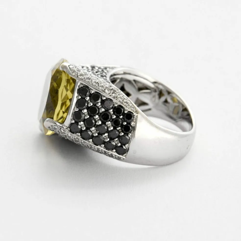 Bague cocktail en or gris avec péridot et diamants