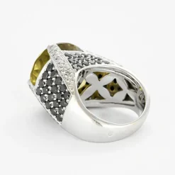 Bague cocktail en or gris avec péridot et diamants