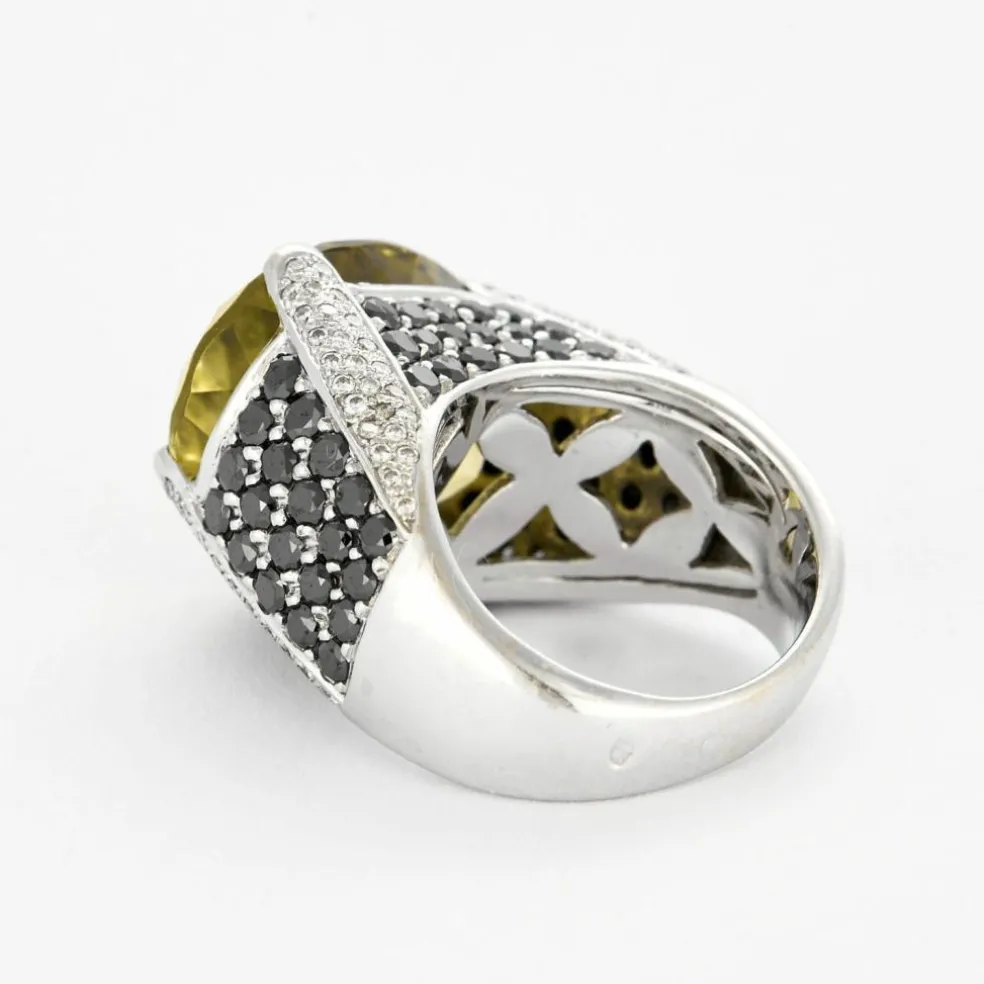 Bague cocktail en or gris avec péridot et diamants