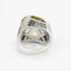 Bague cocktail en or gris avec péridot et diamants