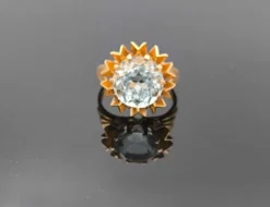 Bague cocktail en or jaune ornée d'une importante Aigue marine