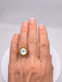 Bague cocktail en or jaune ornée d'une importante Aigue marine