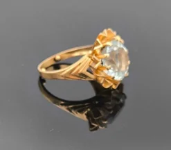Bague cocktail en or jaune ornée d'une importante Aigue marine