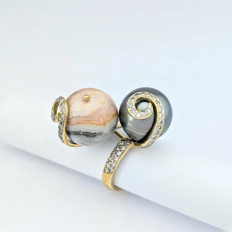 Bague cocktail en or jaune perle grise de Tahiti et agate