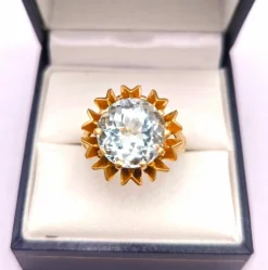 Bague cocktail en or jaune ornée d'une importante Aigue marine