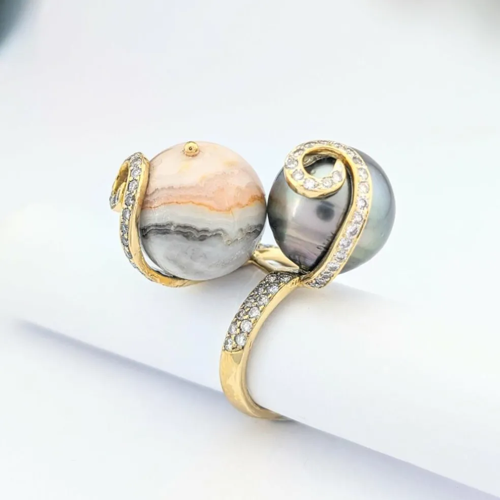 Bague cocktail en or jaune perle grise de Tahiti et agate
