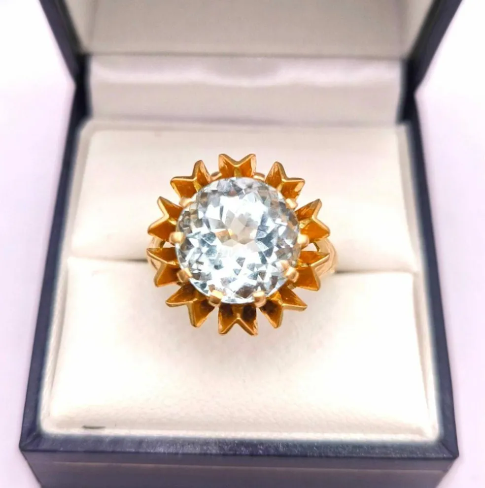 Bague cocktail en or jaune ornée d'une importante Aigue marine