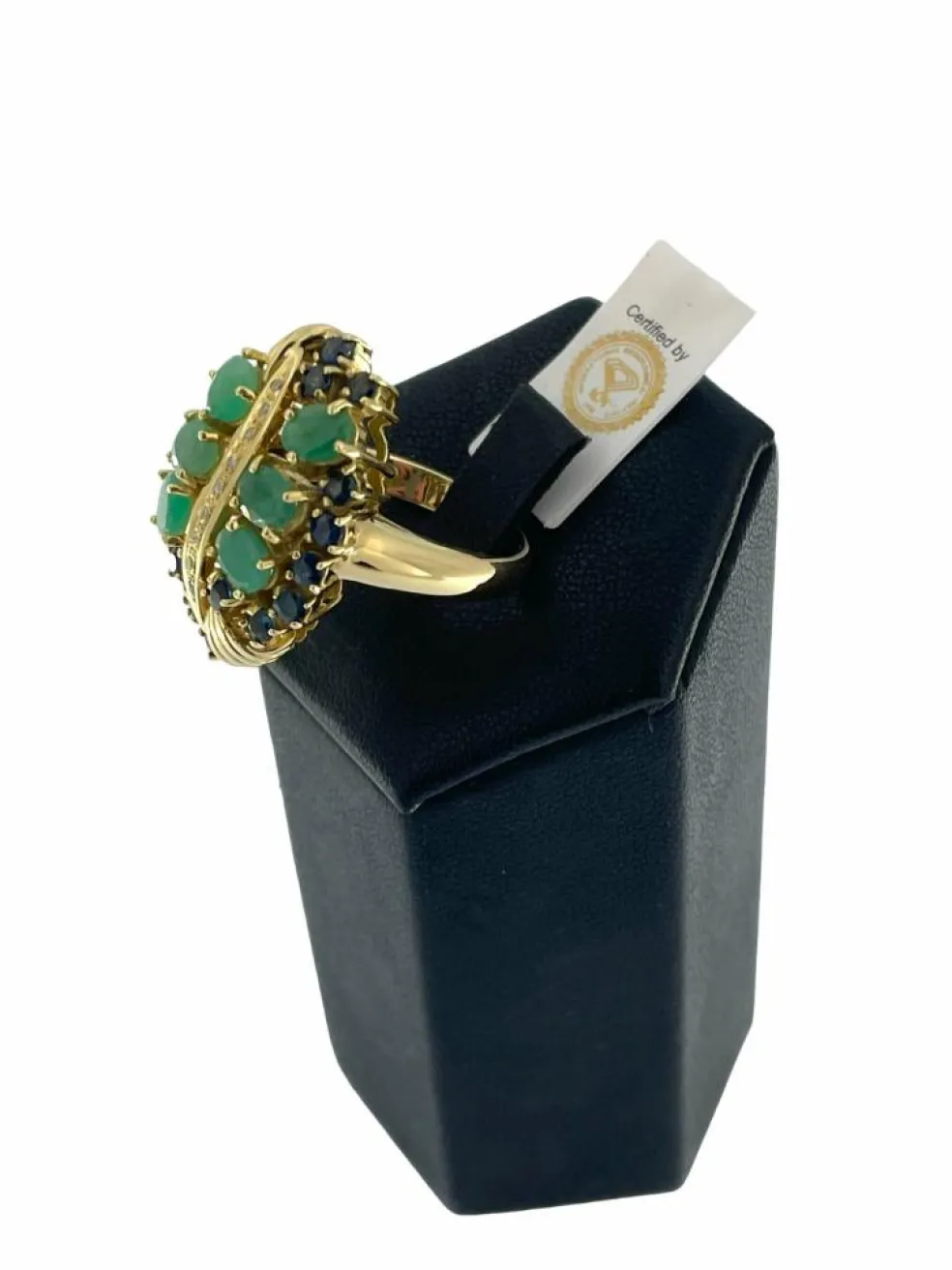 Bague cocktail en or jaune, diamants, saphirs et émeraude certificat IGI