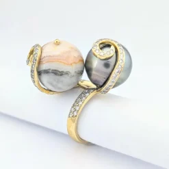 Bague cocktail en or jaune perle grise de Tahiti et agate