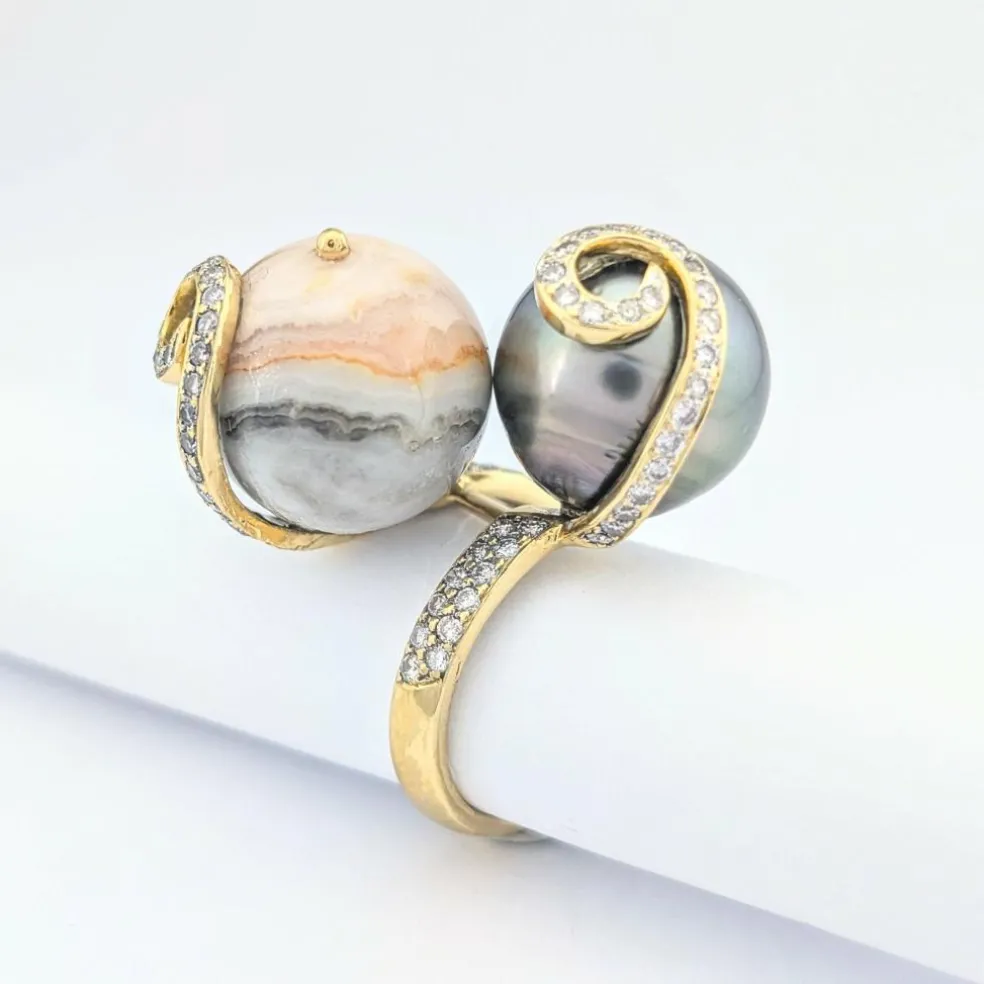 Bague cocktail en or jaune perle grise de Tahiti et agate