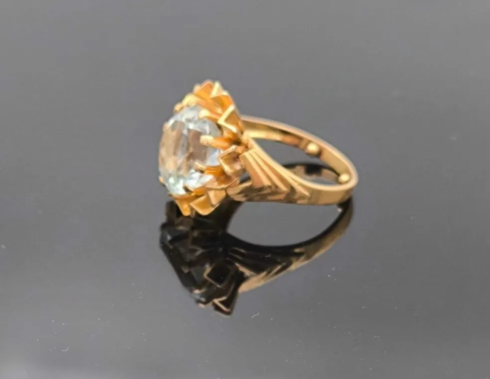 Bague cocktail en or jaune ornée d'une importante Aigue marine