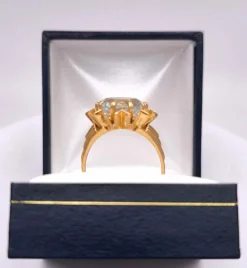 Bague cocktail en or jaune ornée d'une importante Aigue marine