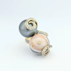Bague cocktail en or jaune perle grise de Tahiti et agate