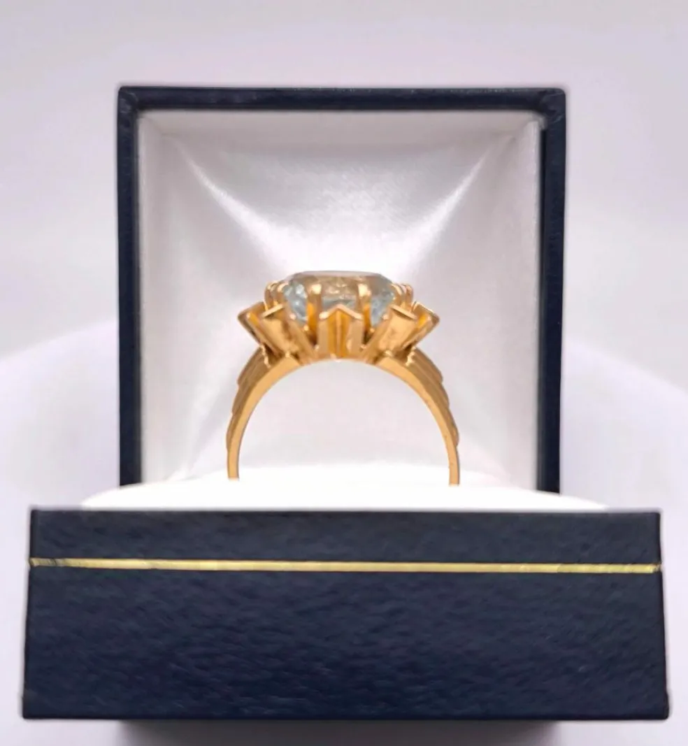 Bague cocktail en or jaune ornée d'une importante Aigue marine
