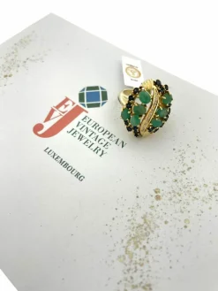 Bague cocktail en or jaune, diamants, saphirs et émeraude certificat IGI