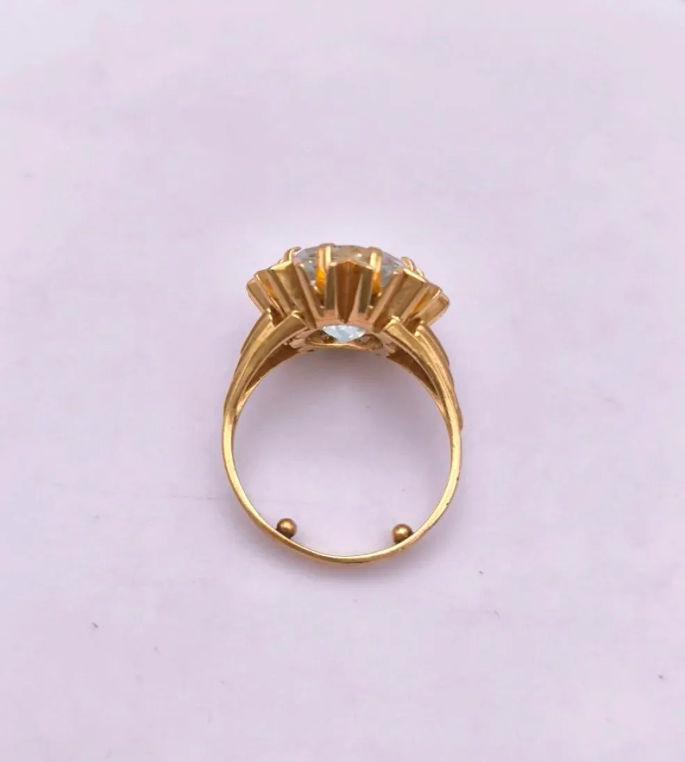 Bague cocktail en or jaune ornée d'une importante Aigue marine