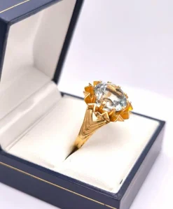Bague cocktail en or jaune ornée d'une importante Aigue marine