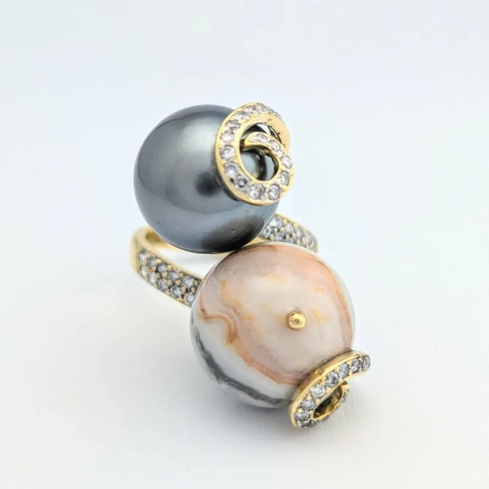 Bague cocktail en or jaune perle grise de Tahiti et agate