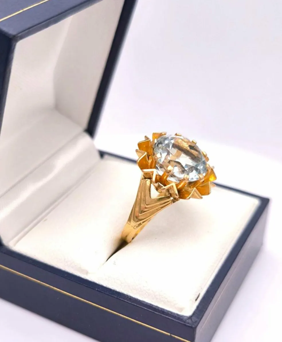 Bague cocktail en or jaune ornée d'une importante Aigue marine