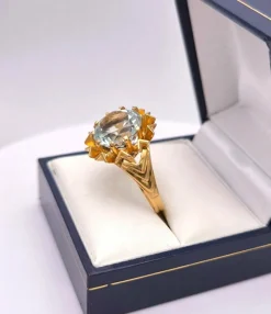 Bague cocktail en or jaune ornée d'une importante Aigue marine