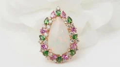 Bague cocktail en or rose et cabochon d'opale