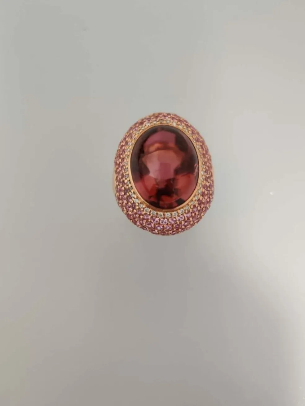 Bague cocktail en or rose 18k, Tourmaline cabochon pavage diamants et saphirs
