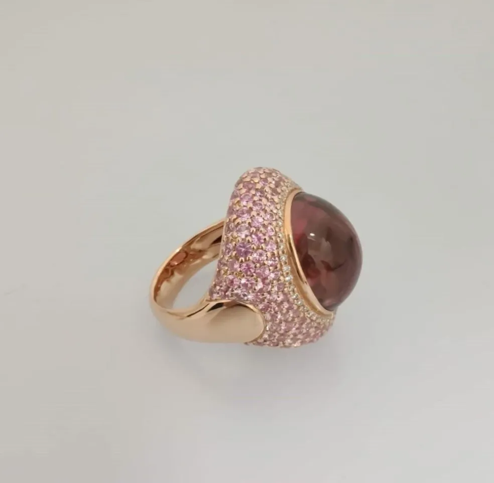 Bague cocktail en or rose 18k, Tourmaline cabochon pavage diamants et saphirs