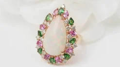 Bague cocktail en or rose et cabochon d'opale