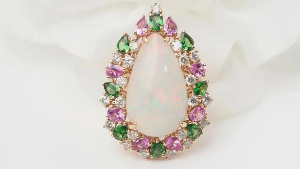Bague cocktail en or rose et cabochon d'opale