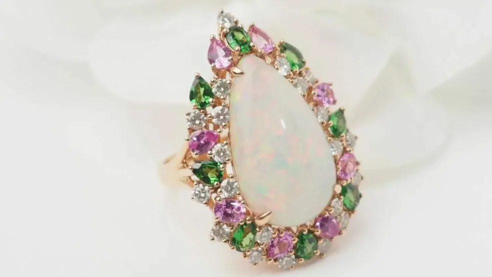 Bague cocktail en or rose et cabochon d'opale