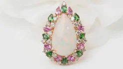 Bague cocktail en or rose et cabochon d'opale