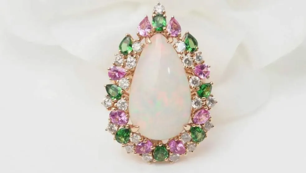 Bague cocktail en or rose et cabochon d'opale