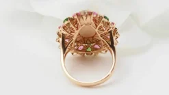 Bague cocktail en or rose et cabochon d'opale