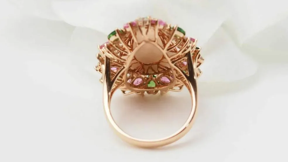 Bague cocktail en or rose et cabochon d'opale
