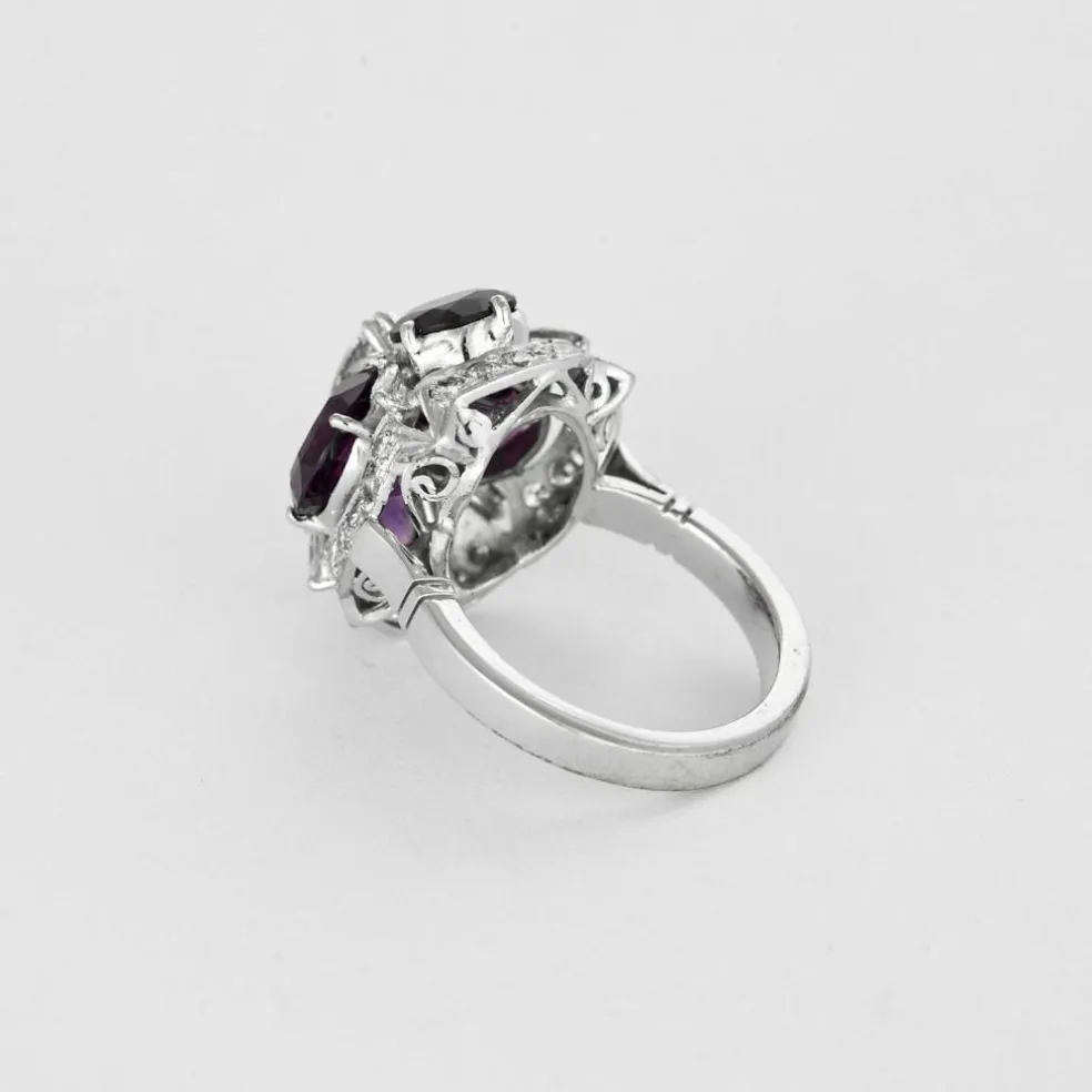 Bague cocktail or gris, diamants et améthystes