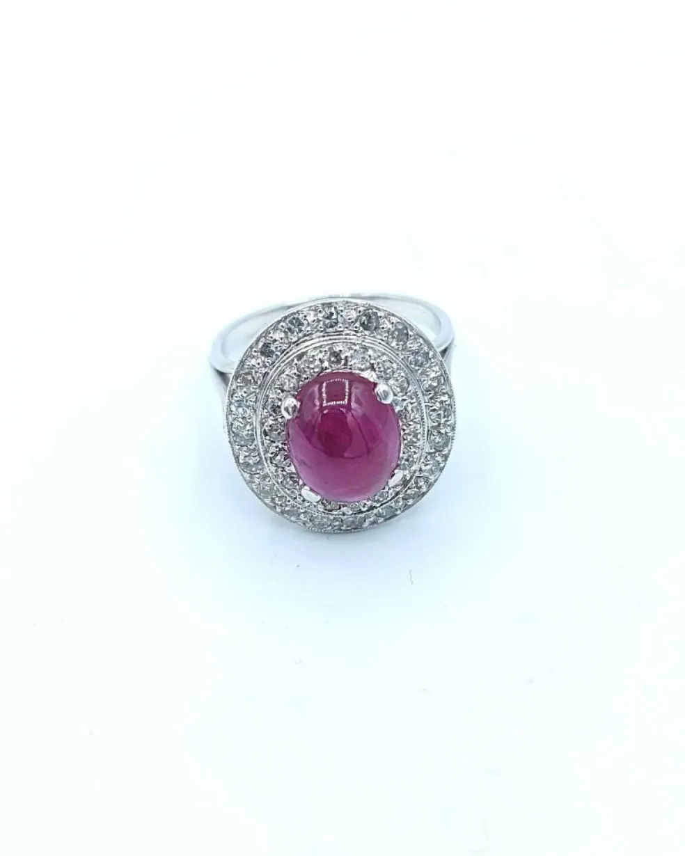 Bague Cocktail Ovale en Or ornée d'un Rubis Cabochon et Diamant