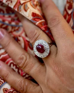 Bague Cocktail Ovale en Or ornée d'un Rubis Cabochon et Diamant