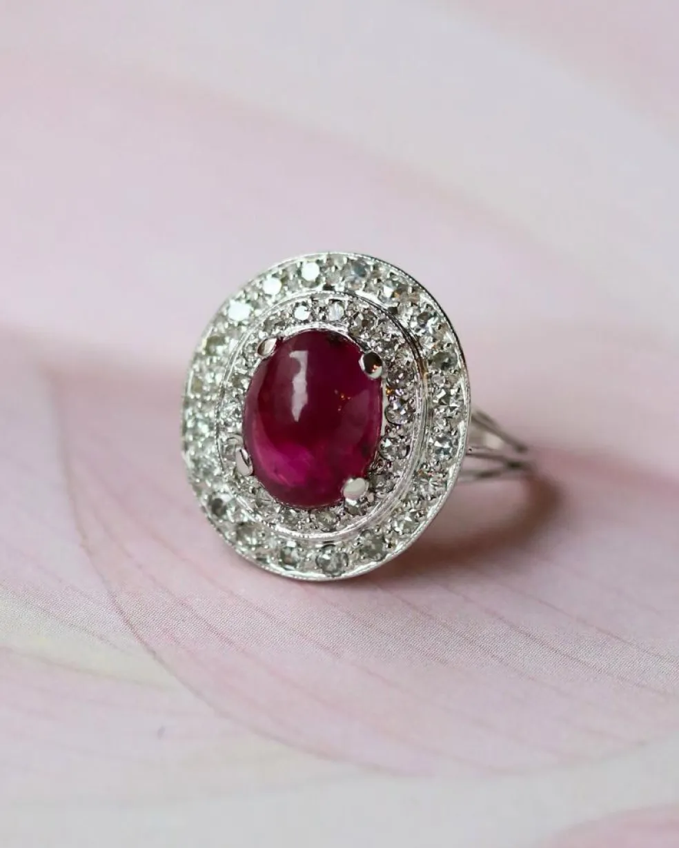 Bague Cocktail Ovale en Or ornée d'un Rubis Cabochon et Diamant