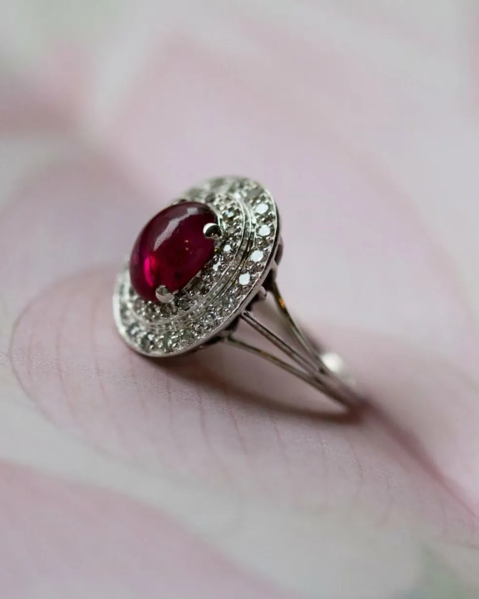 Bague Cocktail Ovale en Or ornée d'un Rubis Cabochon et Diamant