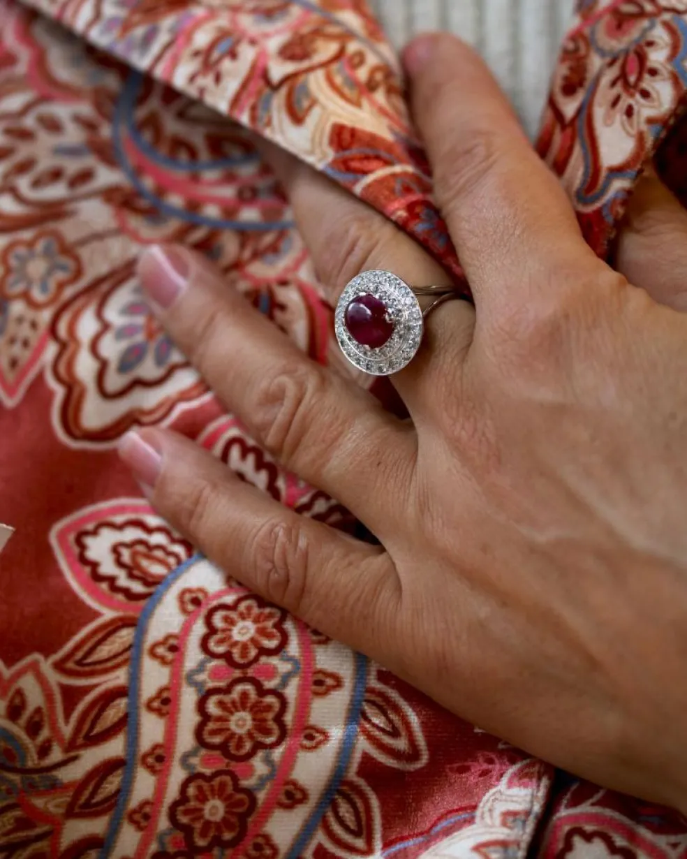 Bague Cocktail Ovale en Or ornée d'un Rubis Cabochon et Diamant