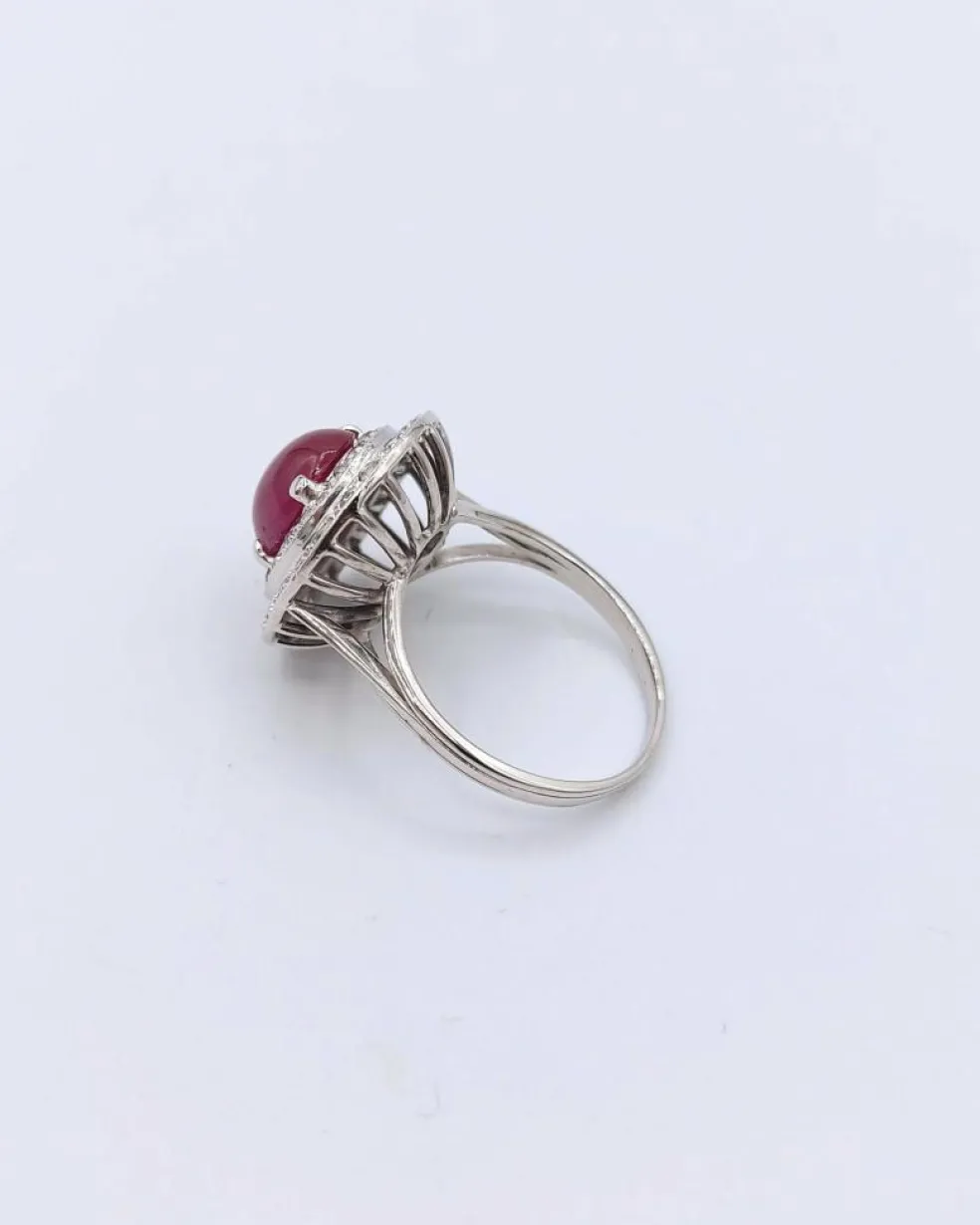 Bague Cocktail Ovale en Or ornée d'un Rubis Cabochon et Diamant