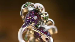 Bague Cocktail Perle Émeraude Améthyste Diamants Rubis