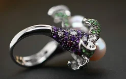 Bague Cocktail Perle Émeraude Améthyste Diamants Rubis