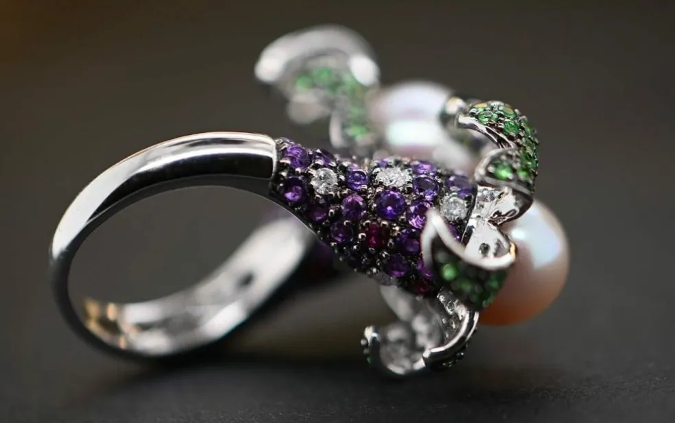 Bague Cocktail Perle Émeraude Améthyste Diamants Rubis