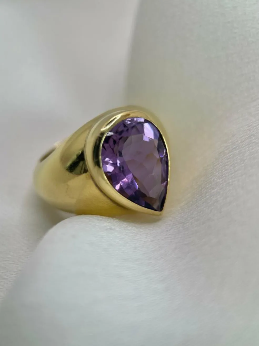 Bague Cocktail Vintage en Or Jaune 18k Sertie d'une Importante Améthyste en Poire