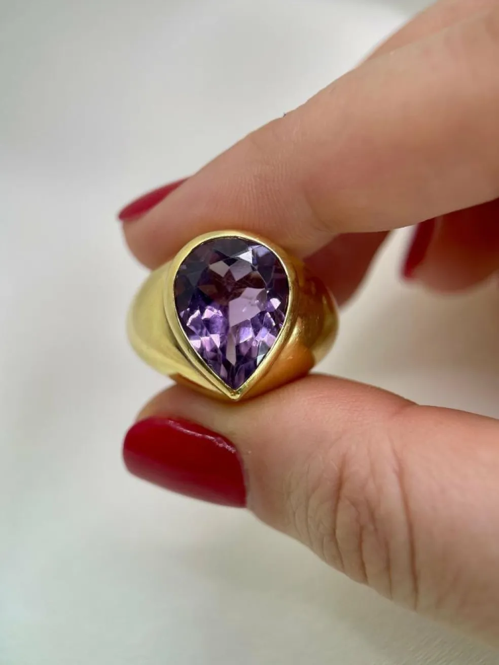 Bague Cocktail Vintage en Or Jaune 18k Sertie d'une Importante Améthyste en Poire