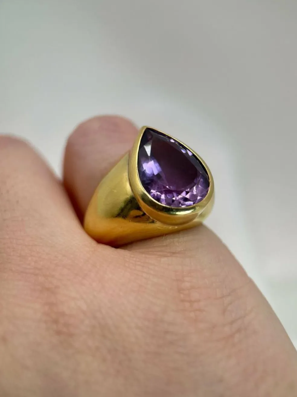 Bague Cocktail Vintage en Or Jaune 18k Sertie d'une Importante Améthyste en Poire